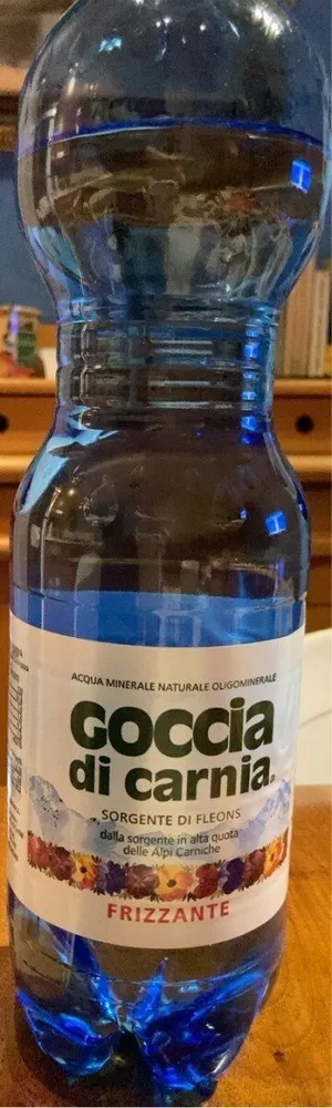 Acqua naturale minerale frizzante