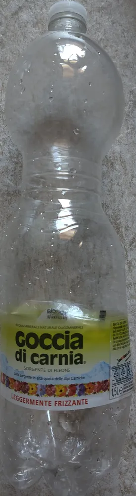 Acqua minerale naturale oligominerale leggermente frizzante