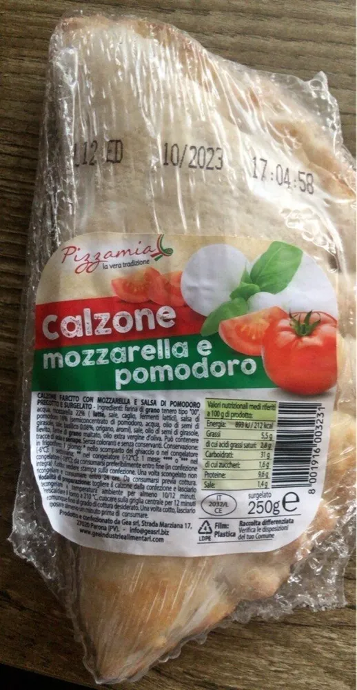Calzone mozzarella e pomodoro