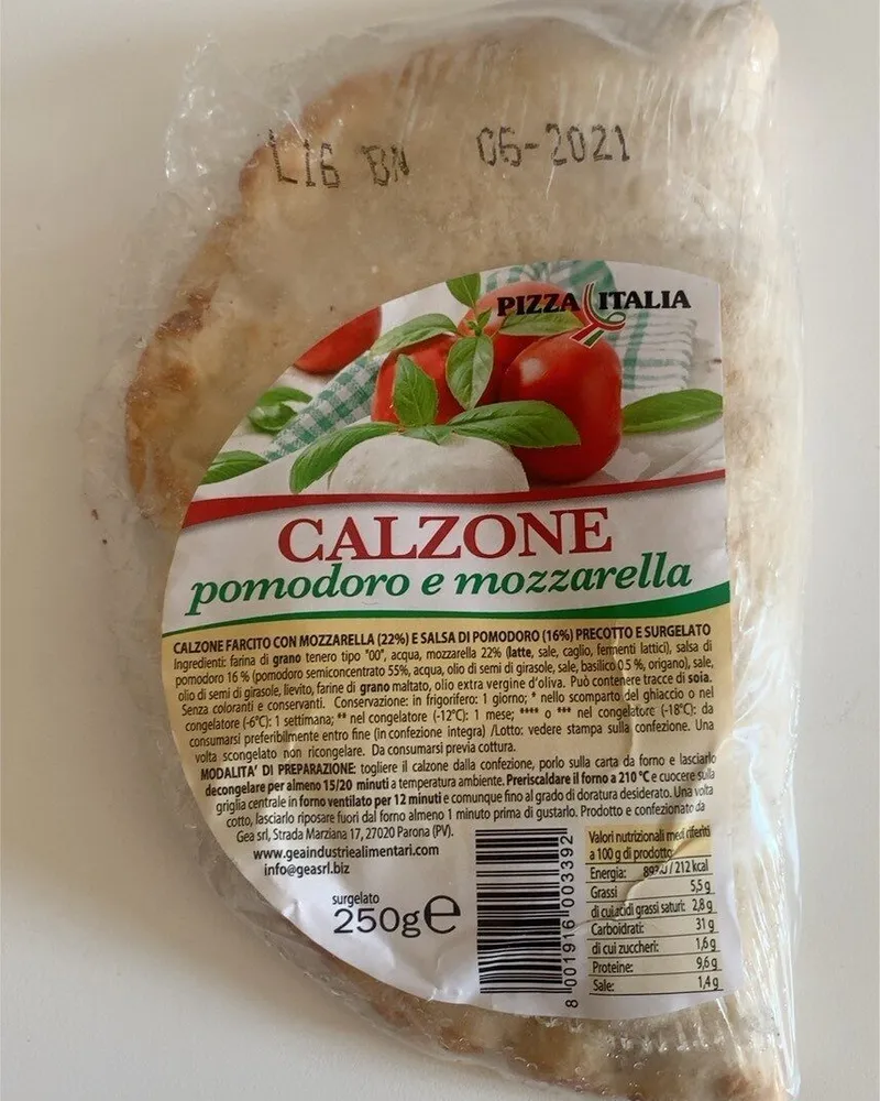 Calzone pomodoro e mozzarella