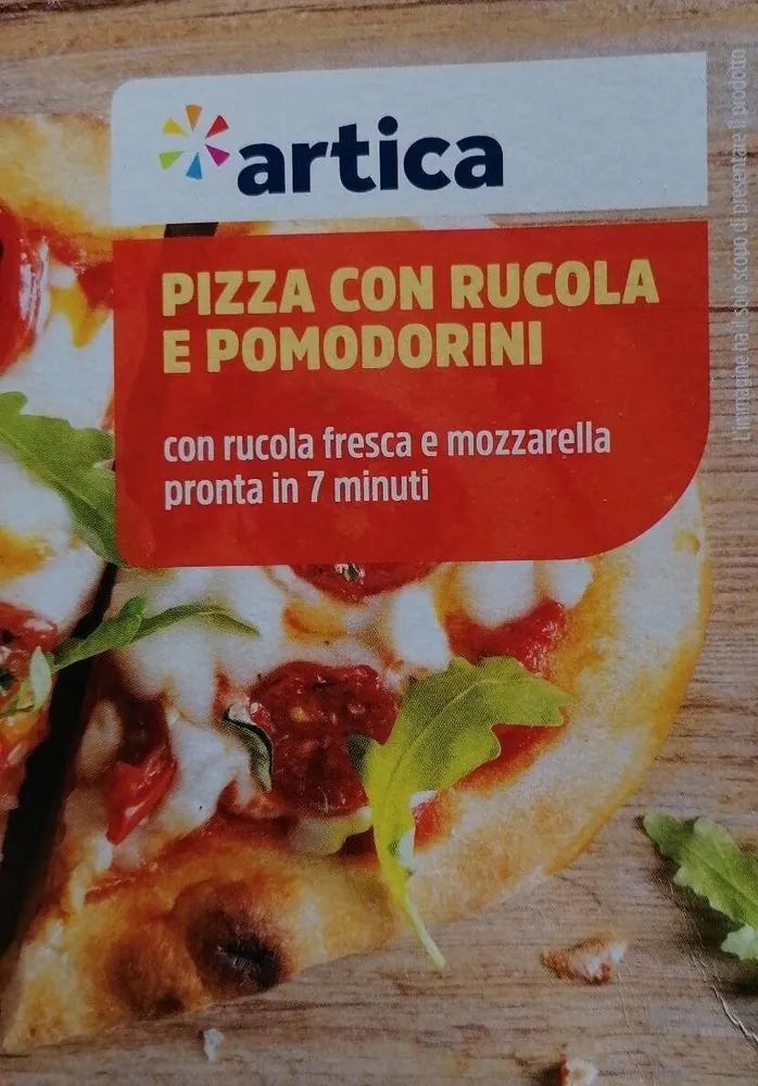 Pizza con rucola e pomodorini