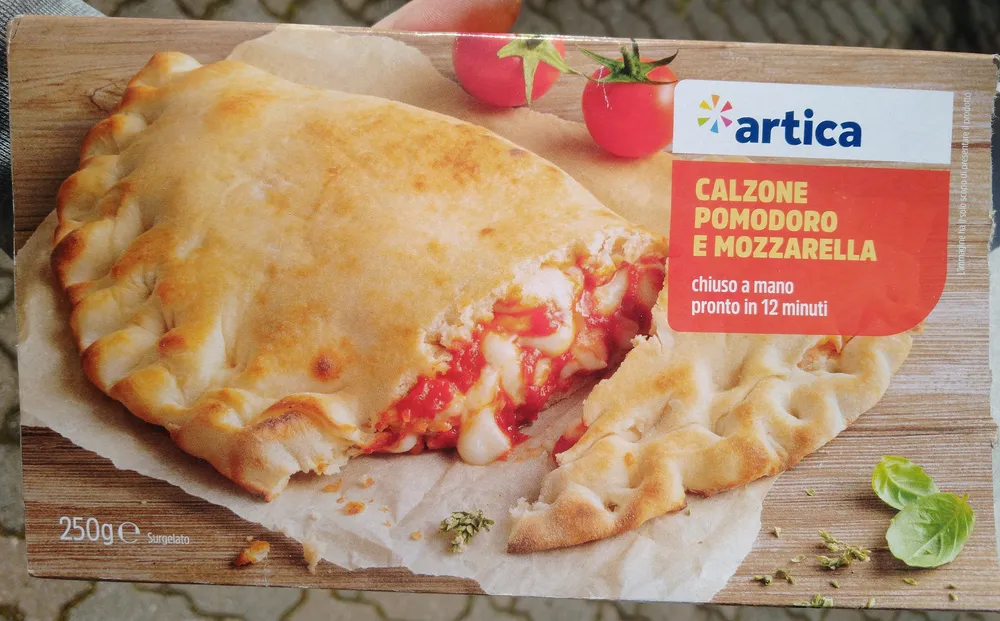 Calzone pomodoro e mozzarella