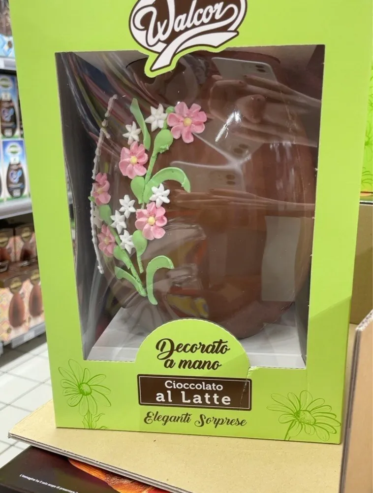Uovo  decorato a mano cioccolato al latte