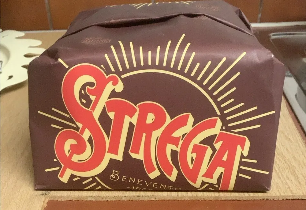 Panettone farcito con crema al cioccolato strega