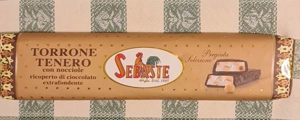 Torrone con nocciole ricoperto di cioccolato fondente