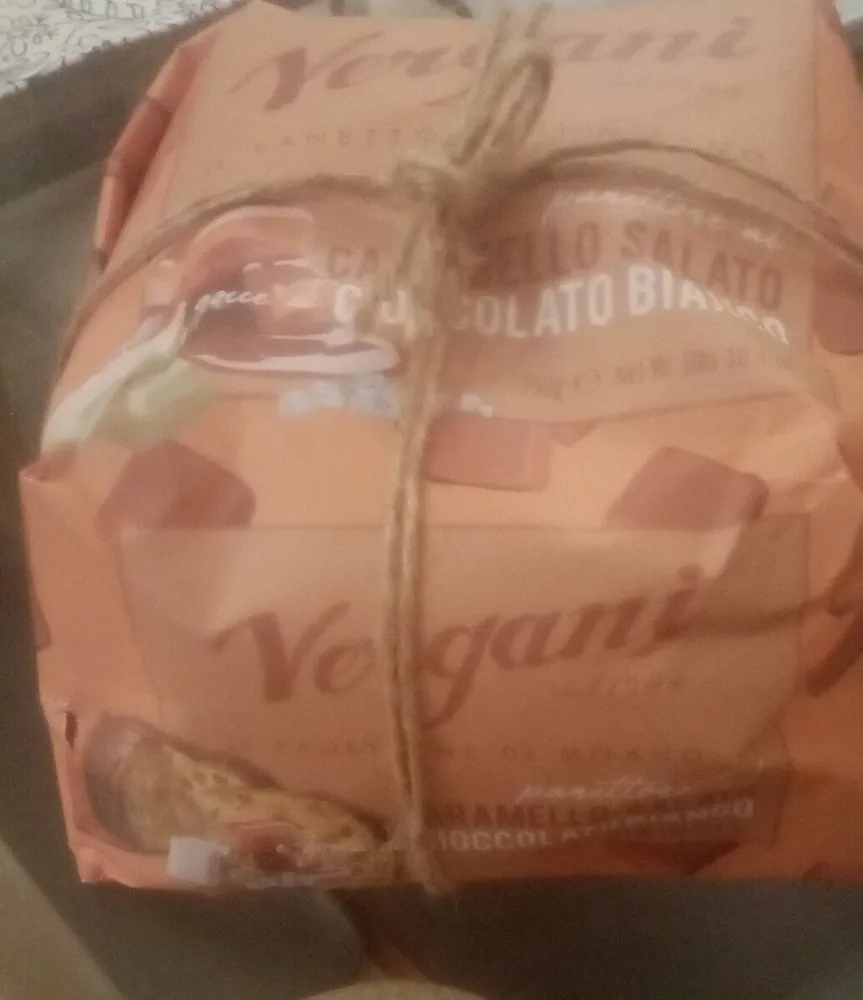 Panettone con caramello salato e gocce di cioccolato bianco