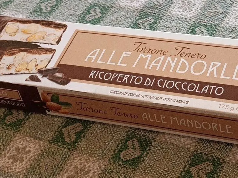 Torrone tenero alle mandorle ricoperto di cioccolato