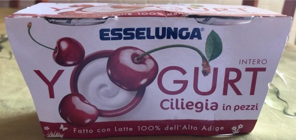 Yogurt intero ciliegia in pezzi