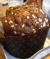 Panettone ricoperto con glassa alle mandorle