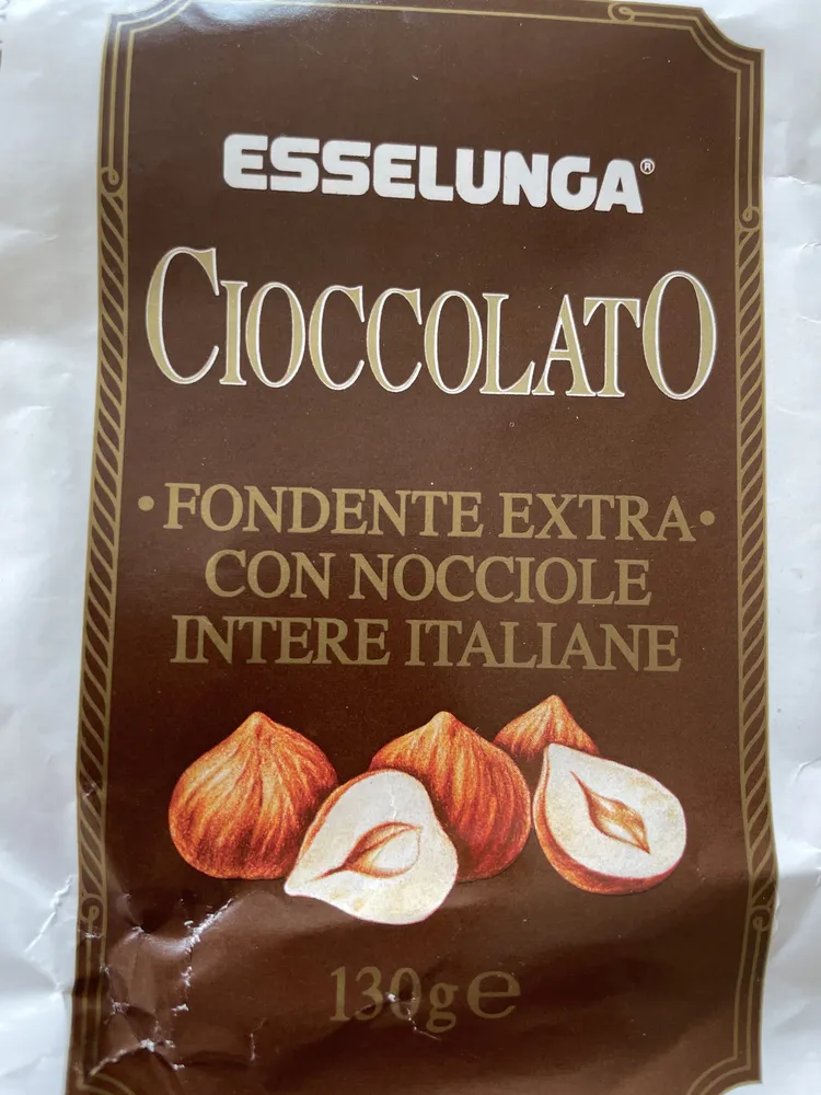 cioccolato fondente extra con nocciole intere italiane