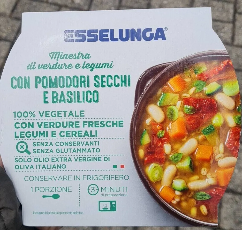 Minestrone di verdure e legumi con pomodori secchi e basilico