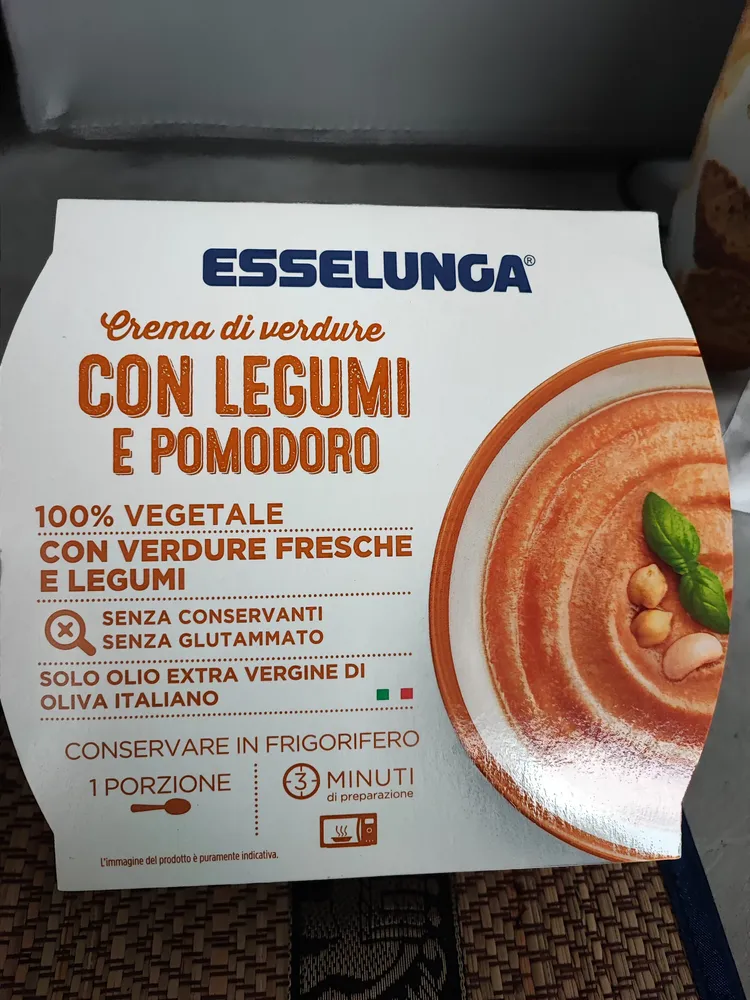 Crema di verdure con legumi e pomodoro