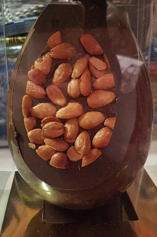 Uovo con cioccolato al latte e mandorle