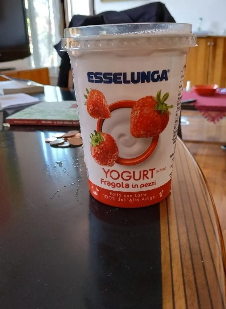 Yogurt intero fragola in pezzi