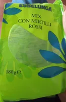 Misto di frutta secca sgusciata con mirtilli rossi essicati