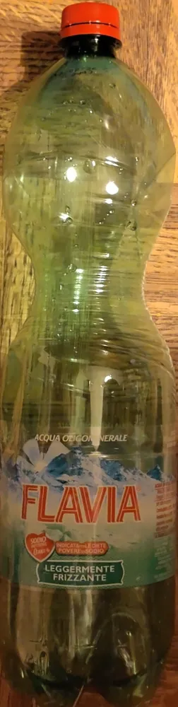 Acqua minerale naturale leggermente frizzante
