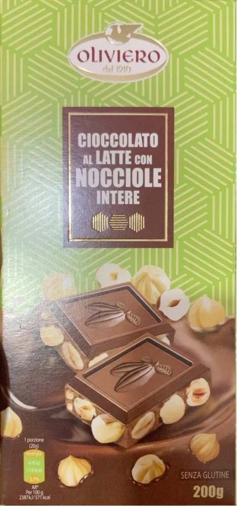 Cioccolato al latte con nocciole intere