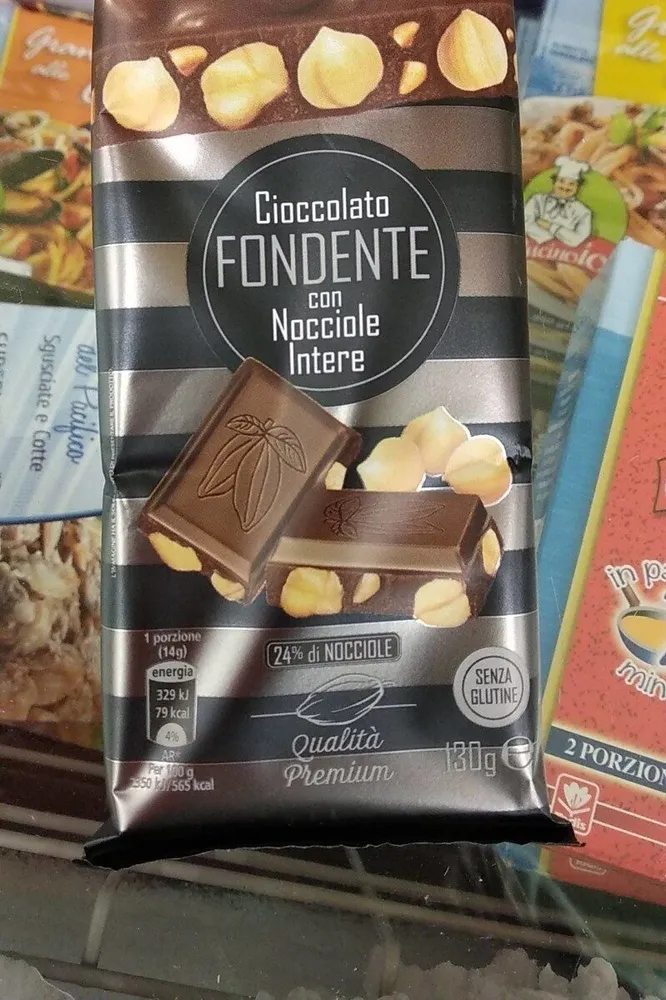 Cioccolato fondente con nocciole intere