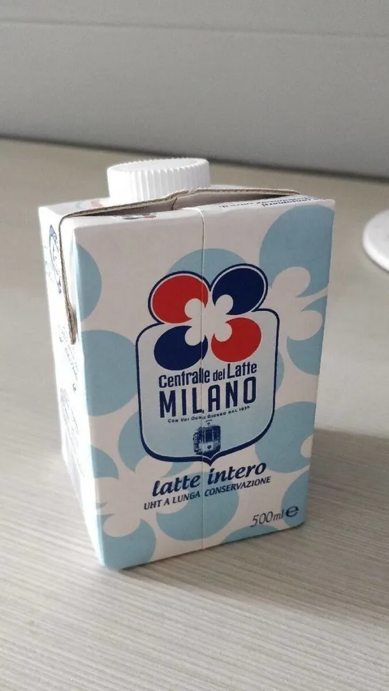 Latte intero UHT a lunga conservazione