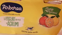Lo yogourt con pezzi di agrumi