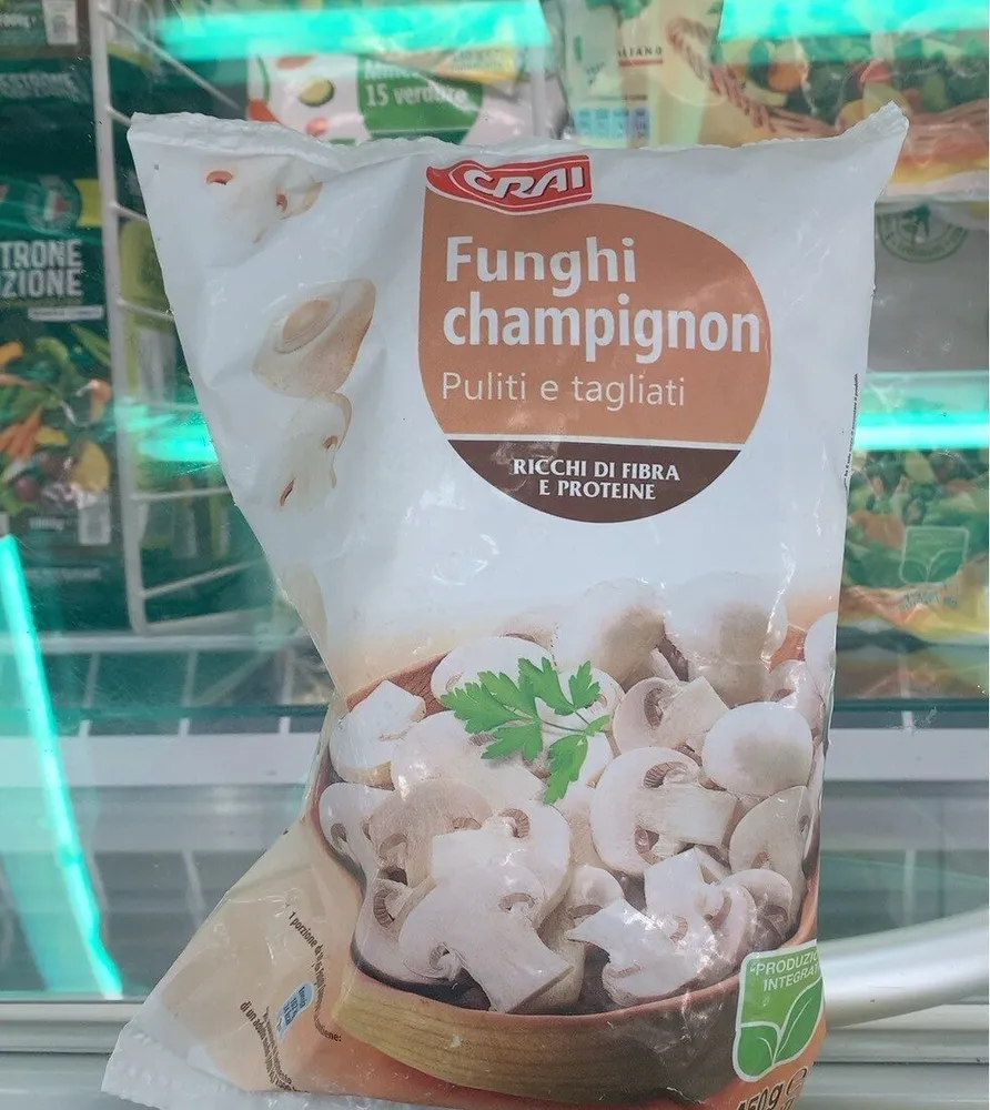 Funghi champignon puliti e tagliati
