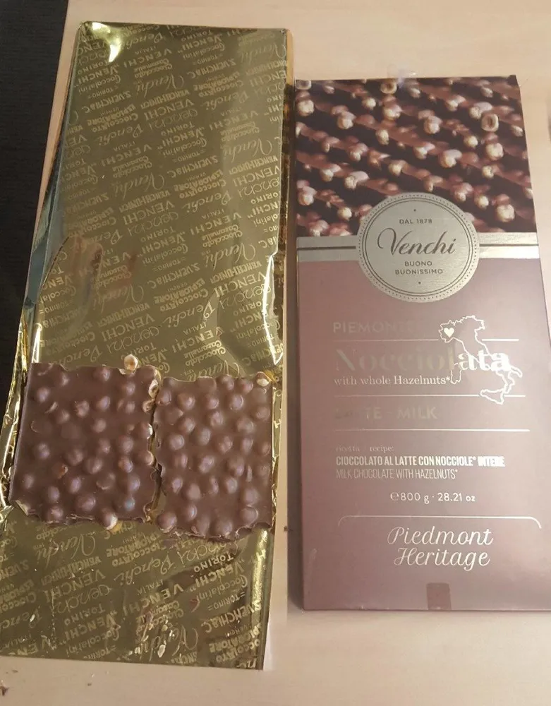 Chocolat au lait avec noisettes entières