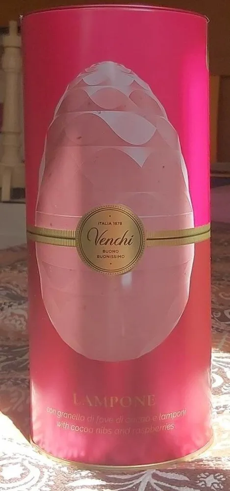 Uovo di Pasqua con cioccolato bianco e lamponi