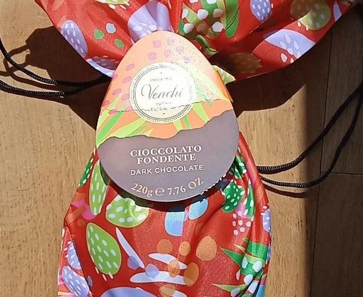 Uovo di cioccolato fondente
