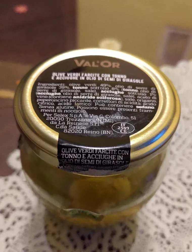 Olive verdi farcite con tonno e acciughe in olio di girasole