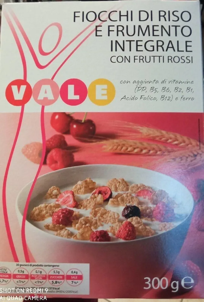 Fiocchi di riso e di frumento integrale con frutti rossi