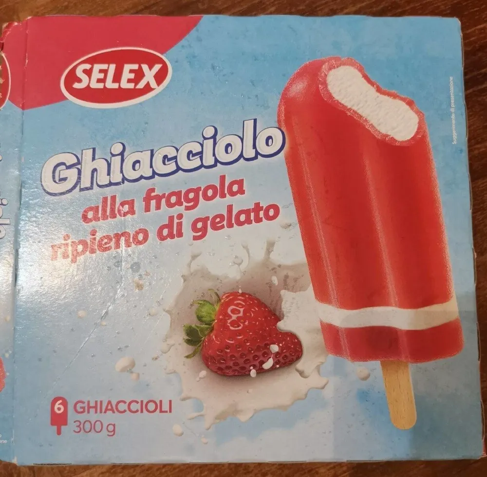 ghiacciolo alla fragola ripieno di gelato