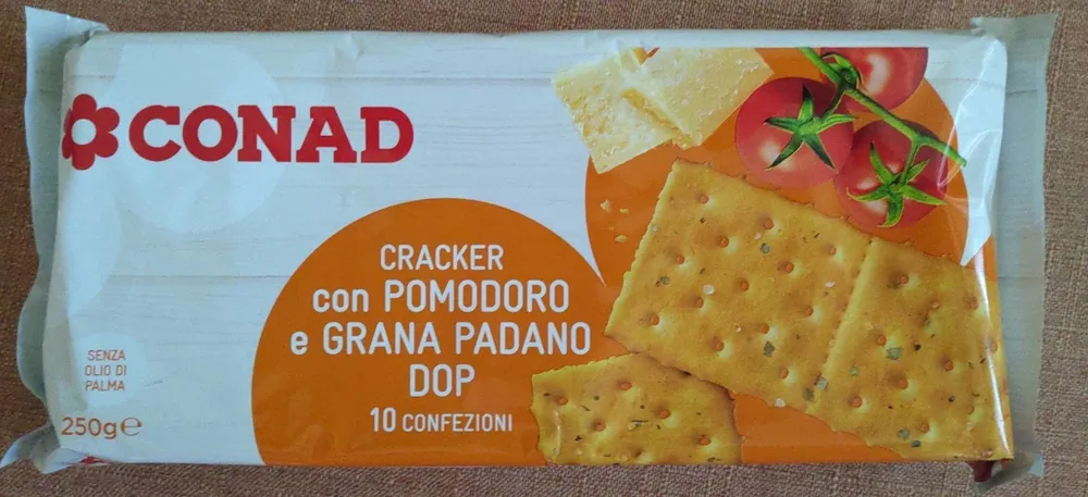 Cracker con pomodoro e Grana Padano DOP