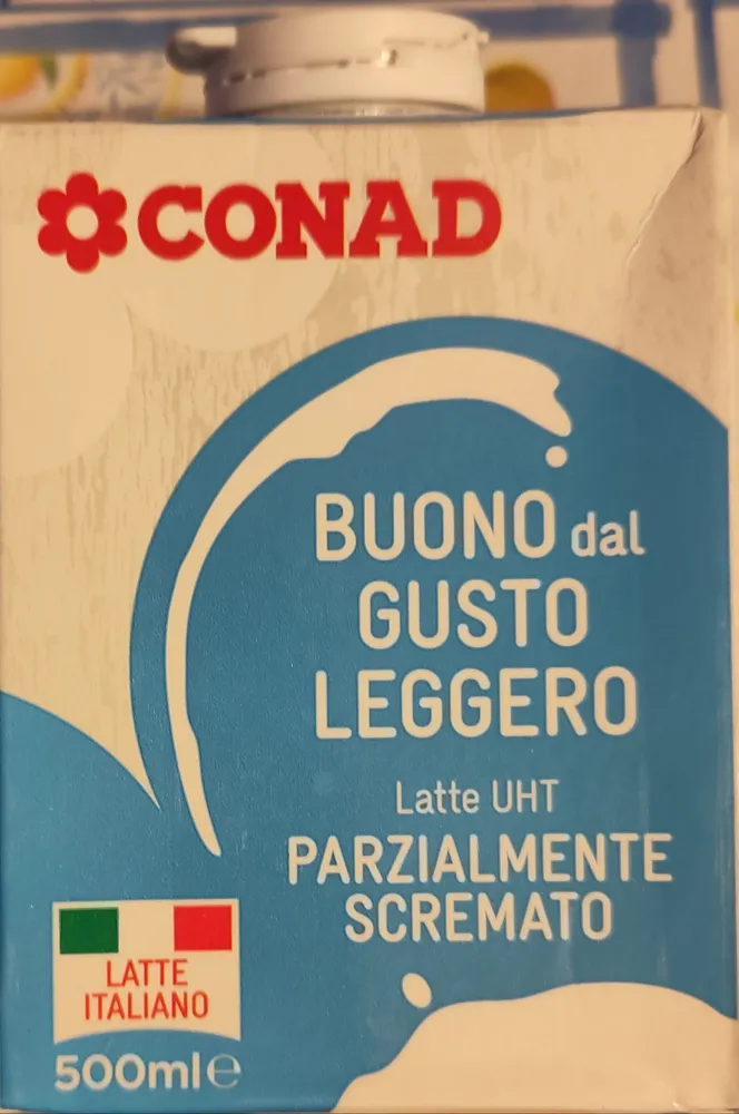 Latte UHT parzialmente scremato