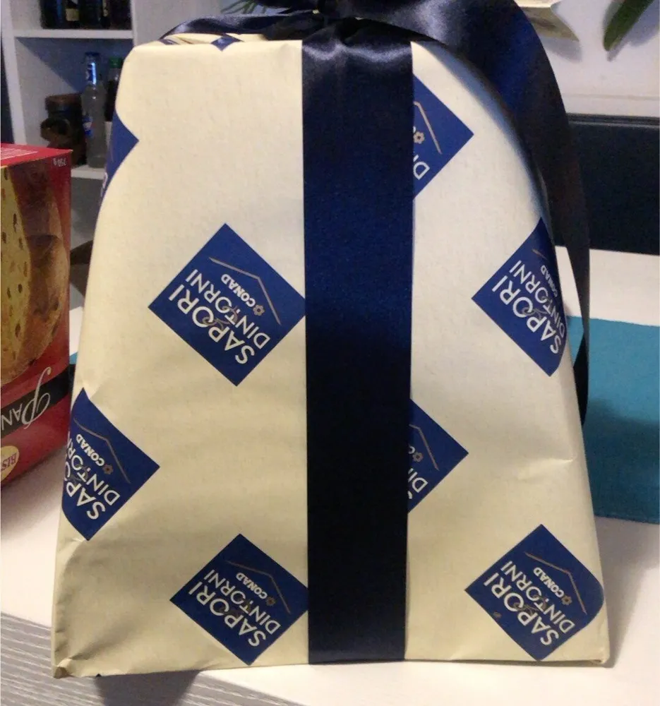 Pandoro incartato a mano