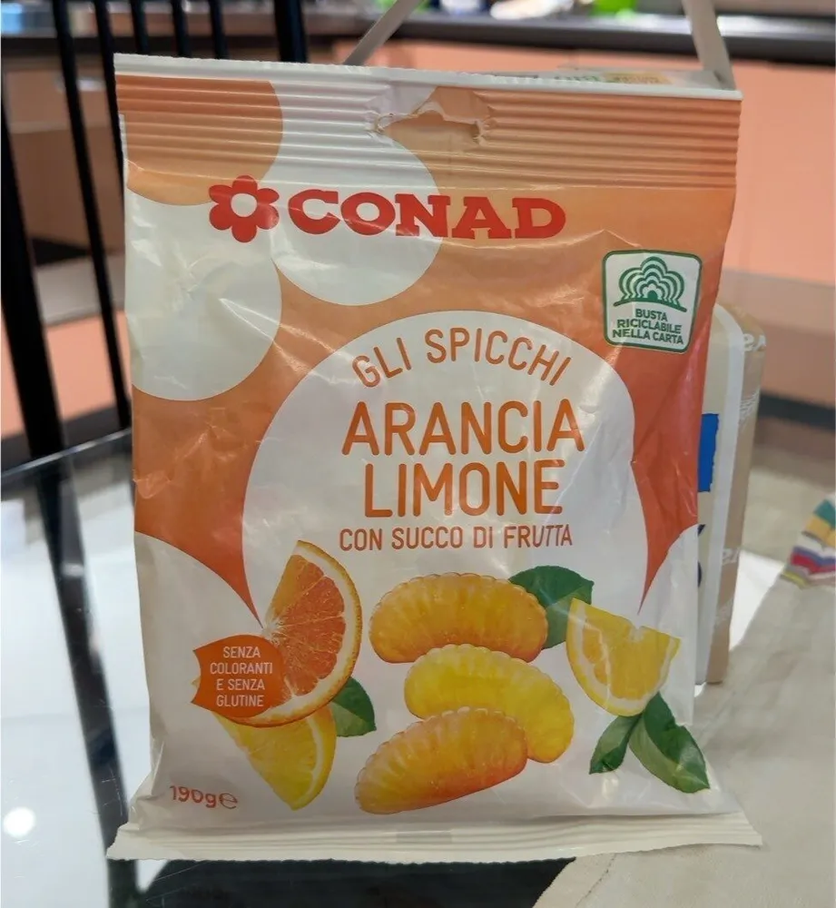 Gli spicchi arancia limone con succo di frutta