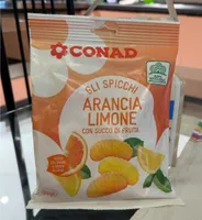 Gli spicchi arancia limone con succo di frutta