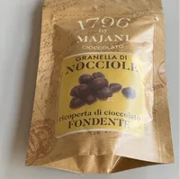 Granella di nocciole ricoperta di cioccolato fondente