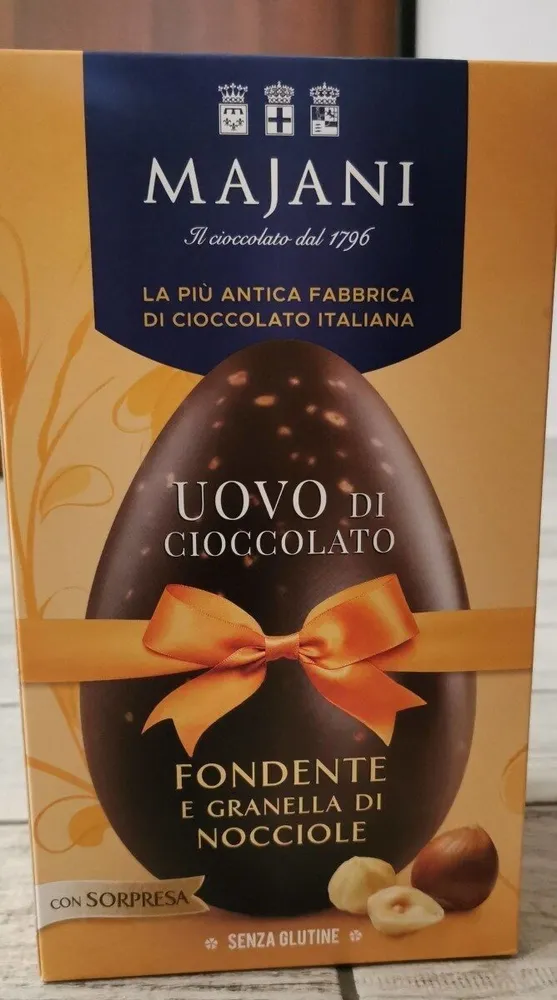 Uovo di cioccolato fondente e granella di nocciole