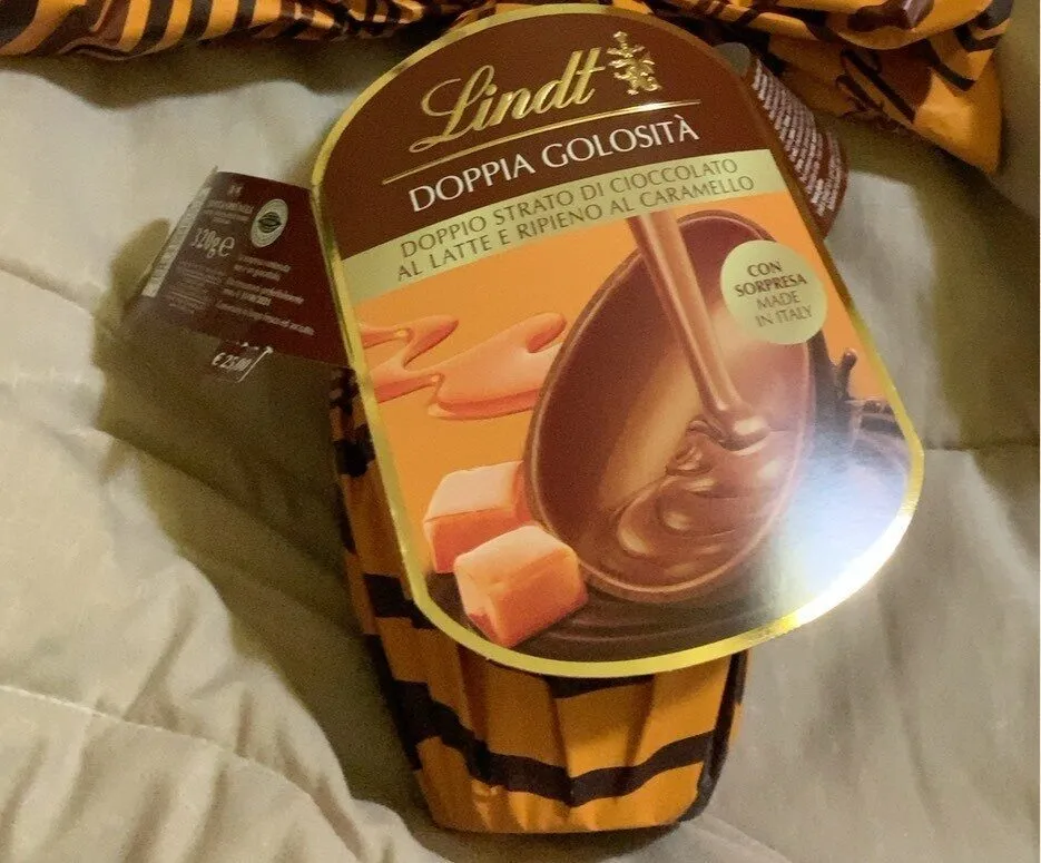 Uovo ciocclato al latte ripieno al caramello