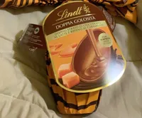 Uovo ciocclato al latte ripieno al caramello