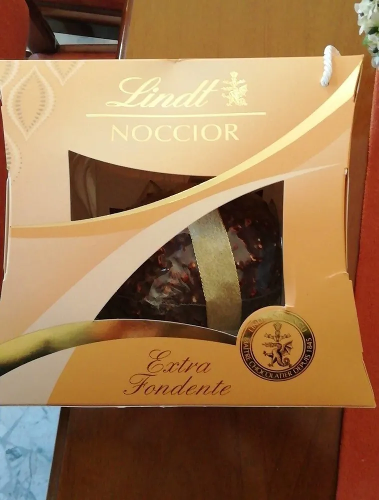 Uovo extra fondente con nocciole