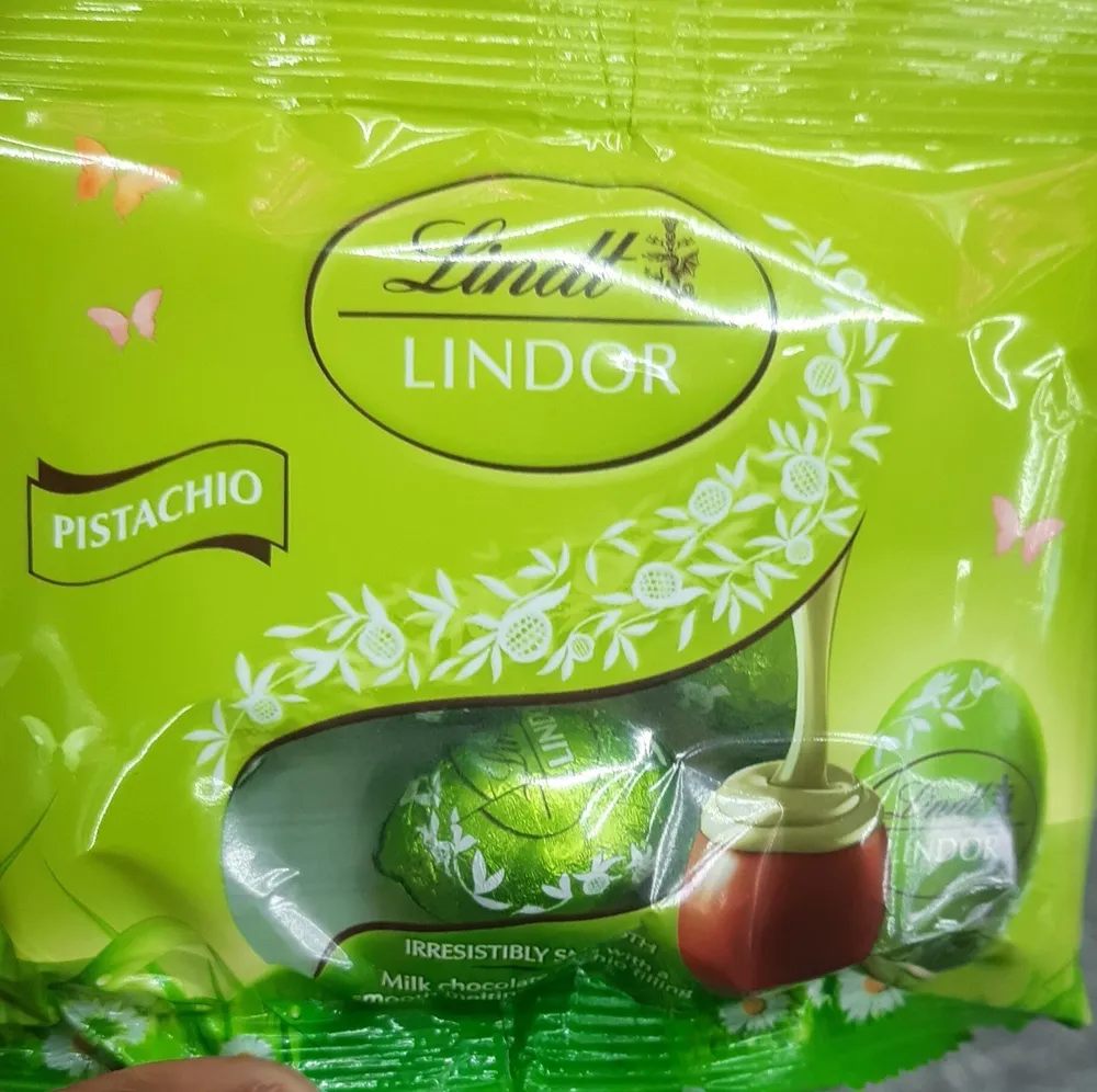 Milk chocolate eggs with smooth melting pistachio filling