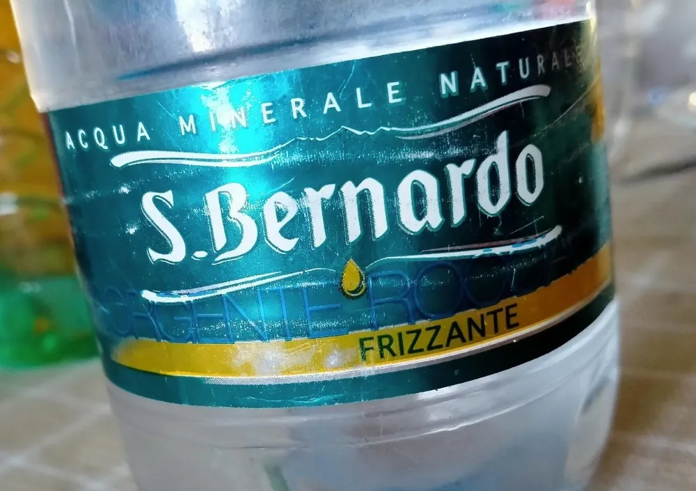 Acqua minerale naturale S. Bernardo