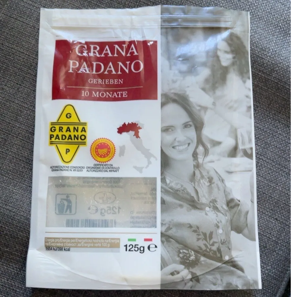 Parmesan Grana Padano Gerieben