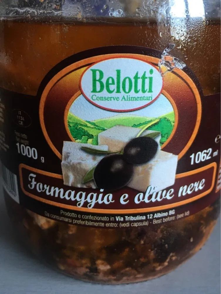 Formaggio e olive nere