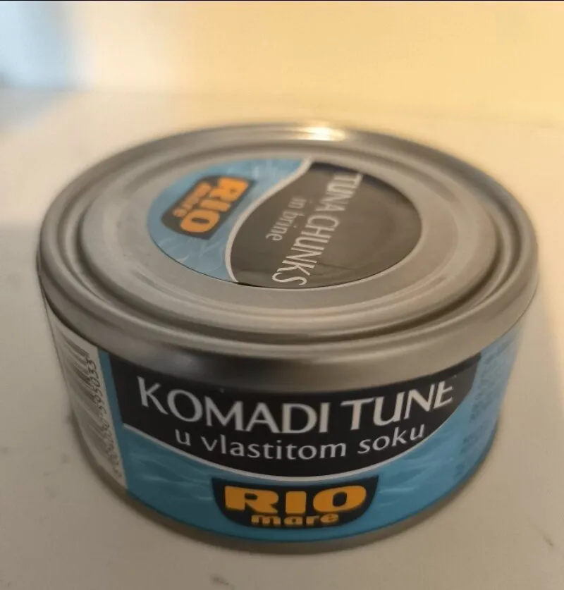 Tuna chunks in  brine