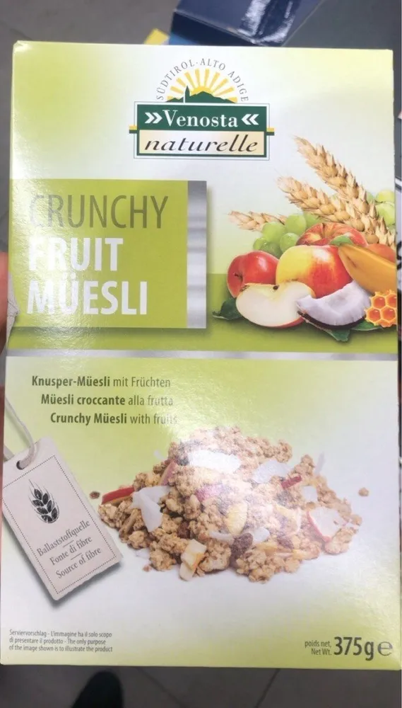 crunchy fruit müsli