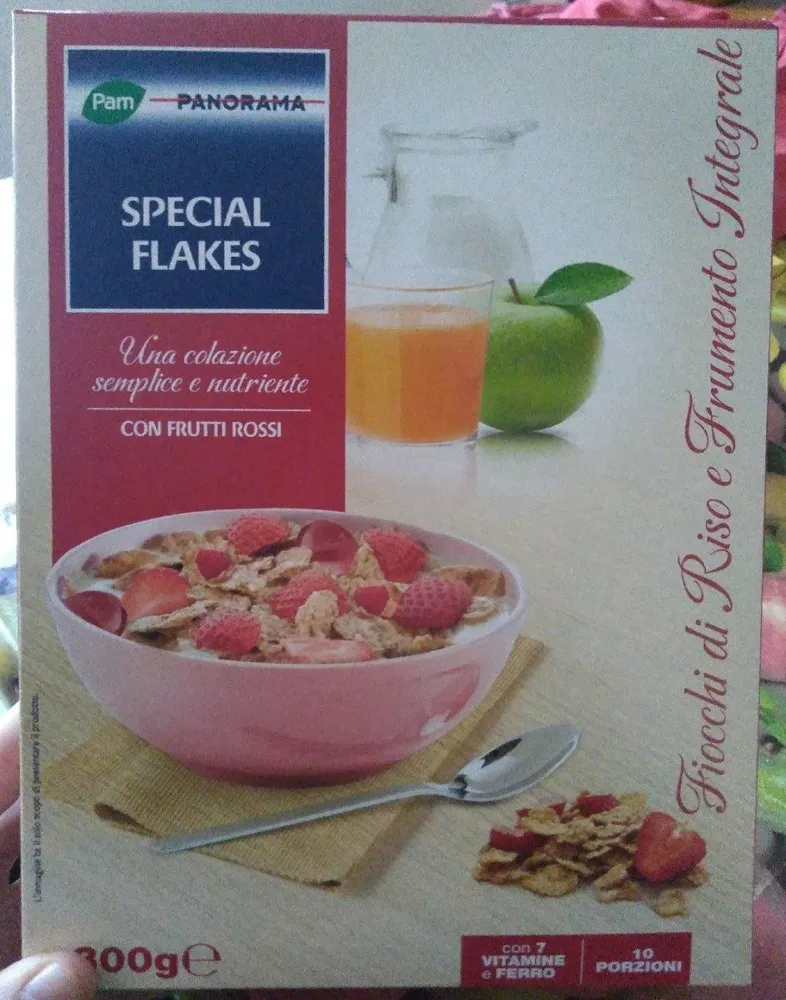 Fiocchi di riso e frumento integrale con frutti rossi