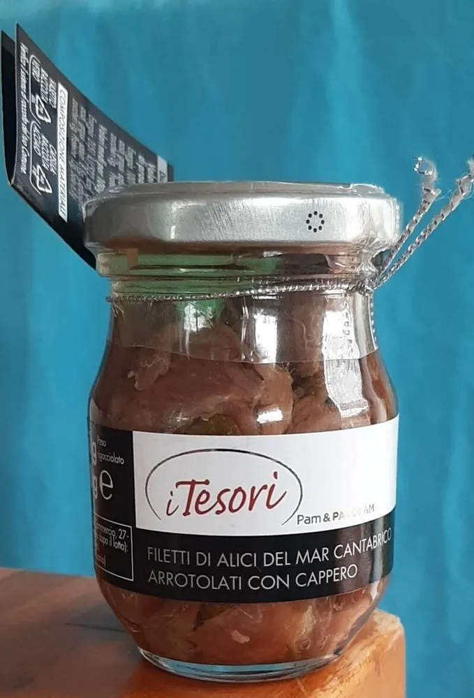 Filetti di alici del mar cantabrico arrotolati con capperi