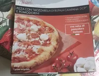 Pizza con mozzarella di bufala campana DOP e pomodorini